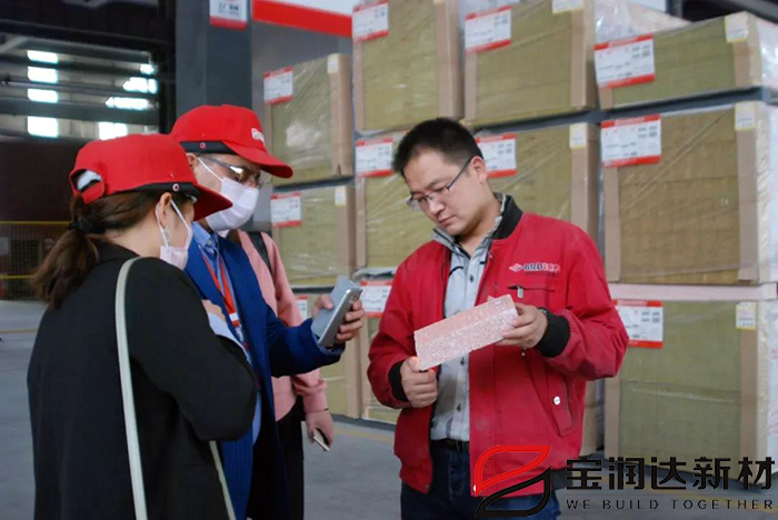 生产人员现场为伊朗客户演示真金板防火实验